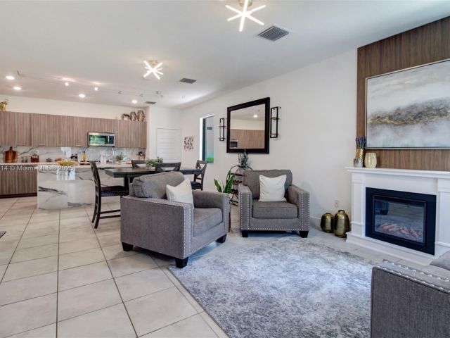 Продажа дома по адресу 4809 NW 83rd Pkwy - фото 6190014