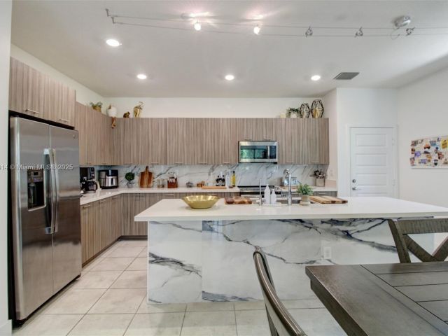 Продажа дома по адресу 4809 NW 83rd Pkwy - фото 6190017