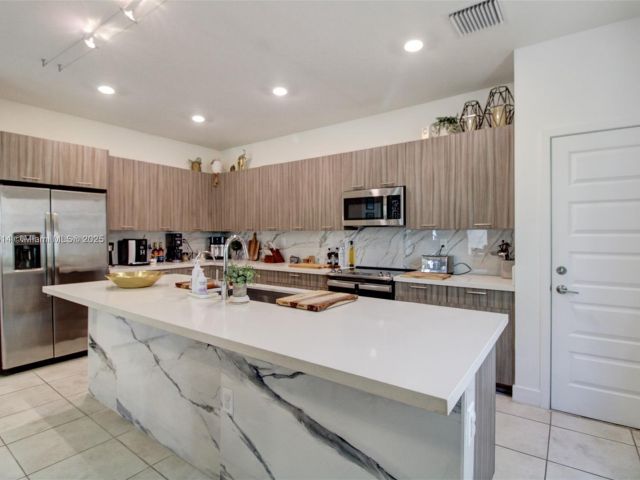 Продажа дома по адресу 4809 NW 83rd Pkwy - фото 6190018