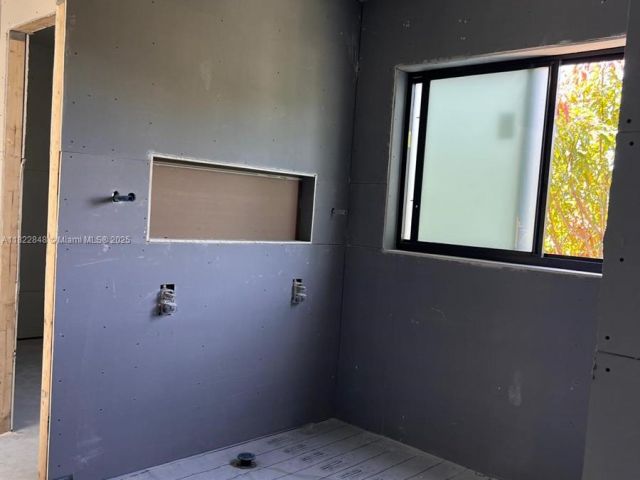 Продажа дома по адресу 1700 NE 18th St - фото 6183718