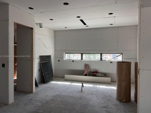 Продажа дома по адресу 1700 NE 18th St - фото 6183726