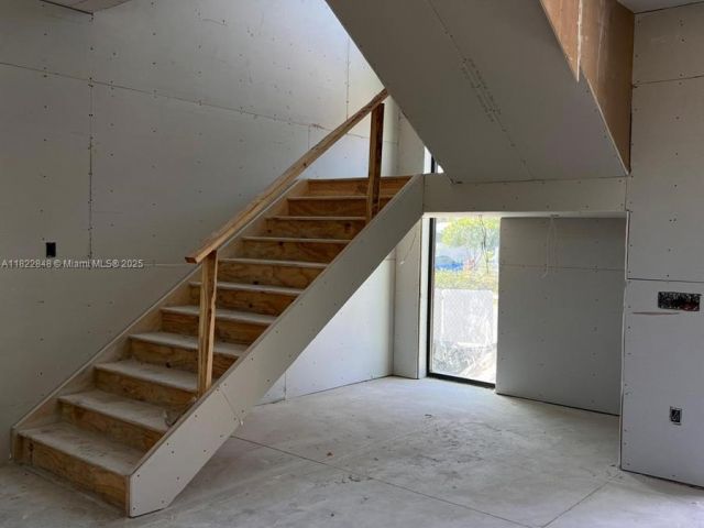 Продажа дома по адресу 1700 NE 18th St - фото 6183727