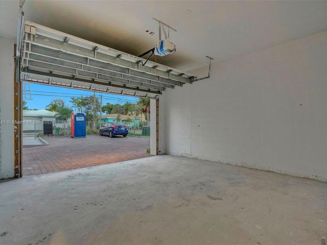 Продажа дома по адресу 1801 NE 13th St 1823 - фото 6169000