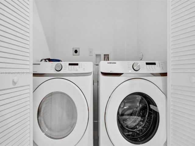 Продажа дома по адресу 1801 NE 13th St 1823 - фото 6169001