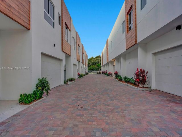 Продажа дома по адресу 1801 NE 13th St 1823 - фото 6169002