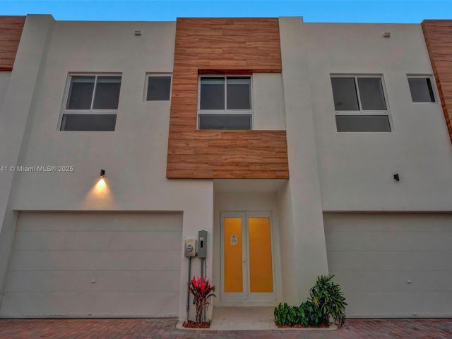 Продажа дома по адресу 1801 NE 13th St 1823 - фото 6169003