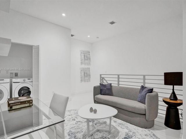 Продажа дома по адресу 1801 NE 13th St 1823 - фото 6169005