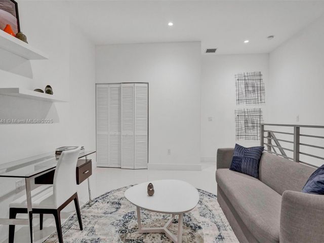 Продажа дома по адресу 1801 NE 13th St 1823 - фото 6169006