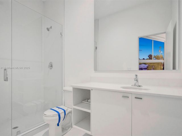 Продажа дома по адресу 1801 NE 13th St 1823 - фото 6169007