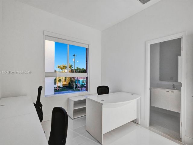 Продажа дома по адресу 1801 NE 13th St 1823 - фото 6169008