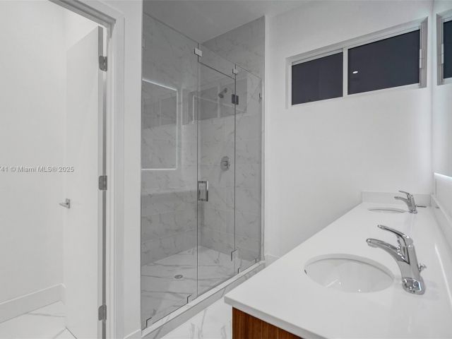 Продажа дома по адресу 1801 NE 13th St 1823 - фото 6169009