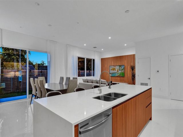 Продажа дома по адресу 1801 NE 13th St 1823 - фото 6169012