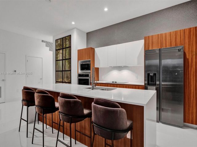 Продажа дома по адресу 1801 NE 13th St 1823 - фото 6169013