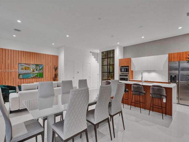 Продажа дома по адресу 1801 NE 13th St 1823 - фото 6169014