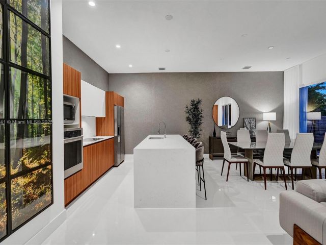 Продажа дома по адресу 1801 NE 13th St 1823 - фото 6169015