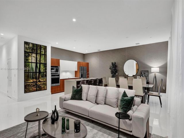 Продажа дома по адресу 1801 NE 13th St 1823 - фото 6169016