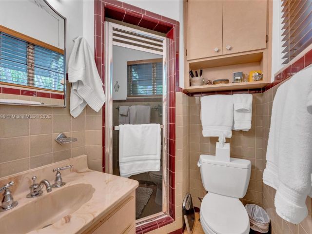 Продажа дома по адресу 4187 S Le Jeune Rd - фото 6177388