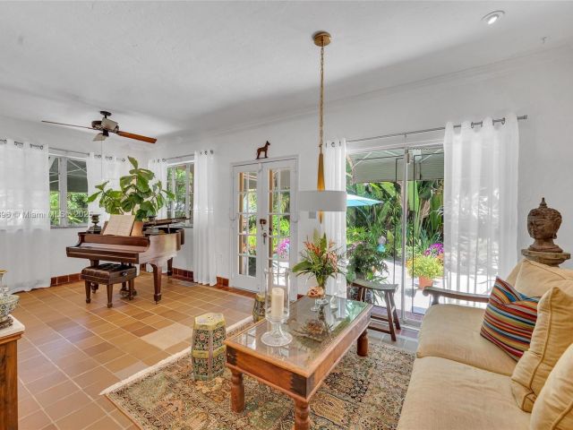 Продажа дома по адресу 4187 S Le Jeune Rd - фото 6177392