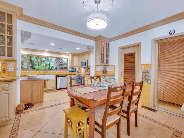 Продажа дома по адресу 4187 S Le Jeune Rd - фото 6177395