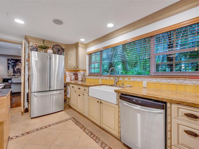 Продажа дома по адресу 4187 S Le Jeune Rd - фото 6177397