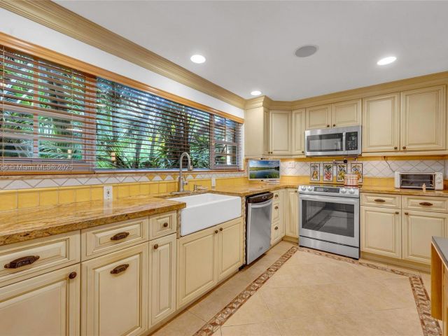 Продажа дома по адресу 4187 S Le Jeune Rd - фото 6177398