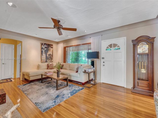 Продажа дома по адресу 4187 S Le Jeune Rd - фото 6177399