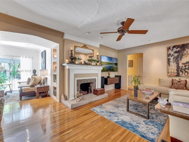 Продажа дома по адресу 4187 S Le Jeune Rd - фото 6177400