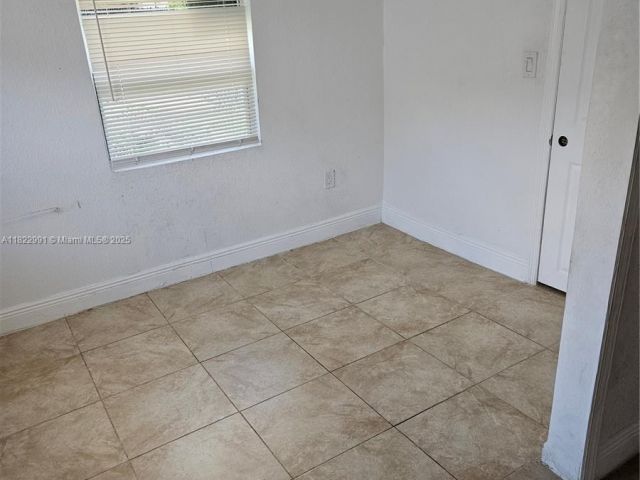 Дом в аренду по адресу 156 NE 78th St A - фото 6234525