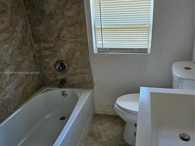 Дом в аренду по адресу 156 NE 78th St A - фото 6234527