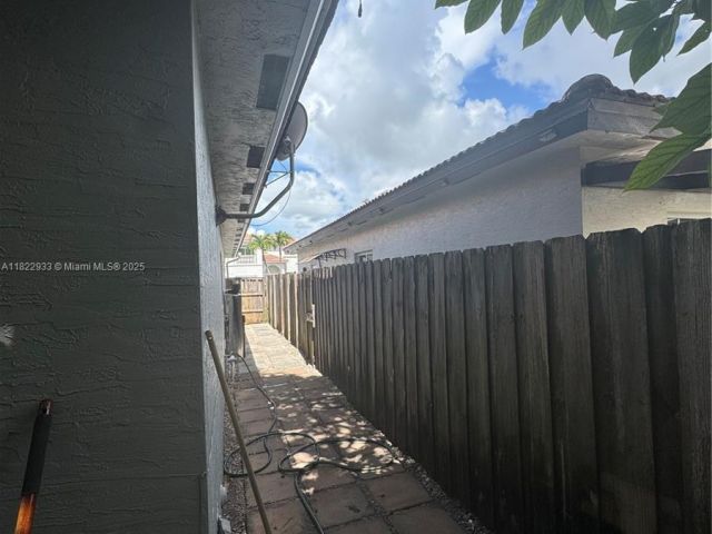 Продажа дома по адресу 1281 NE 41st Pl - фото 6206109