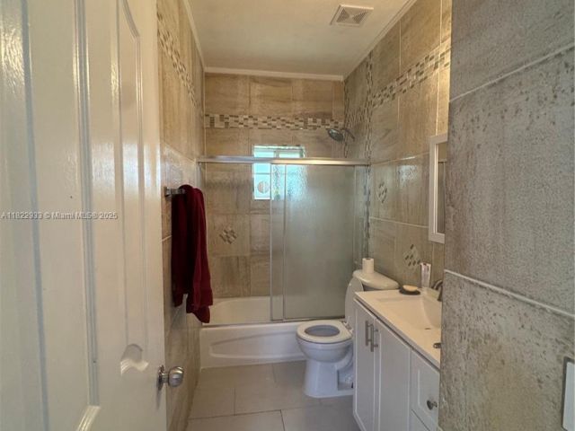 Продажа дома по адресу 1281 NE 41st Pl - фото 6206110