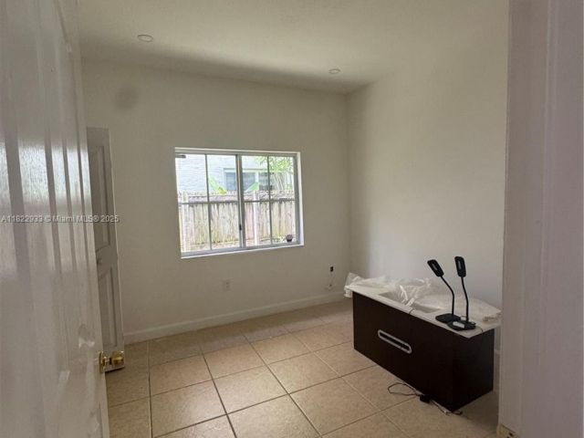 Продажа дома по адресу 1281 NE 41st Pl - фото 6206112