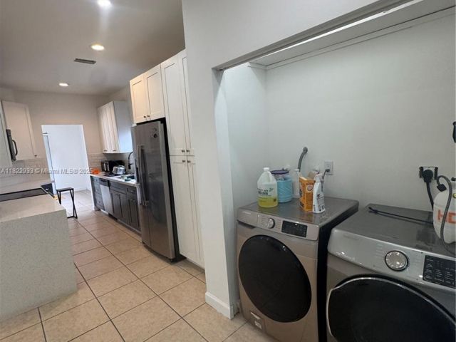 Продажа дома по адресу 1281 NE 41st Pl - фото 6206113