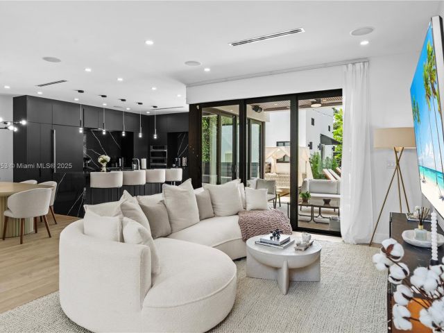 Продажа дома по адресу 550 NW 42nd St - фото 7523460