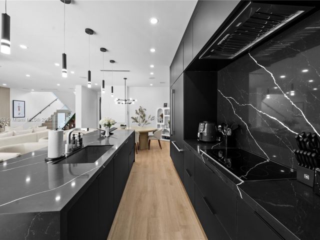 Продажа дома по адресу 550 NW 42nd St - фото 7523462