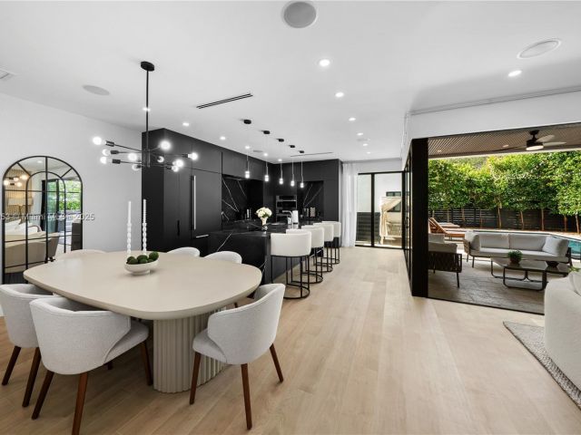 Продажа дома по адресу 550 NW 42nd St - фото 7523466