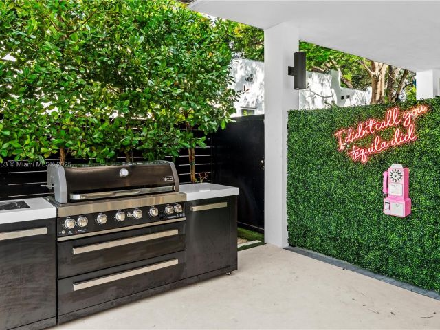 Продажа дома по адресу 550 NW 42nd St - фото 7523470