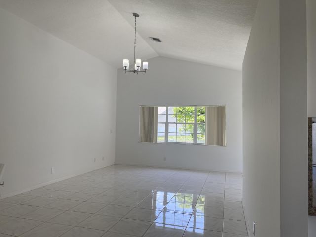 Продажа дома по адресу 3830 Circle Lake Drive - фото 6204553