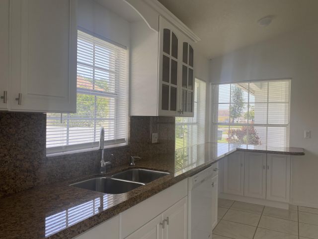 Продажа дома по адресу 3830 Circle Lake Drive - фото 6204556