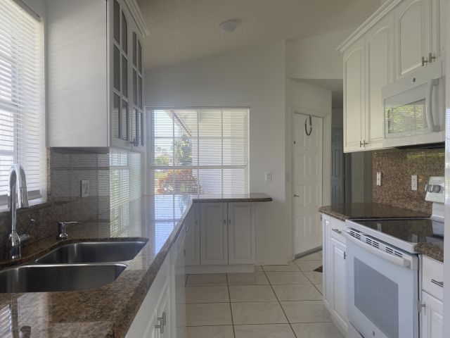 Продажа дома по адресу 3830 Circle Lake Drive - фото 6204557