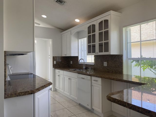 Продажа дома по адресу 3830 Circle Lake Drive - фото 6204558