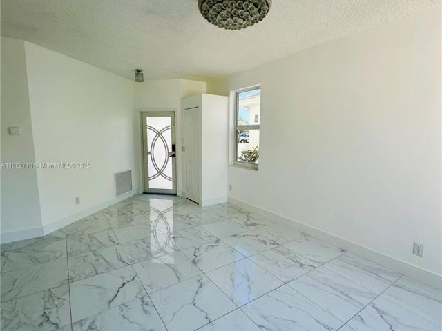 Продажа дома по адресу 18961 NW 22nd St - фото 6172066