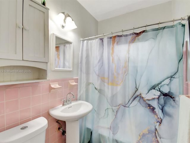 Продажа дома по адресу 1991 NE 178th St - фото 6227533