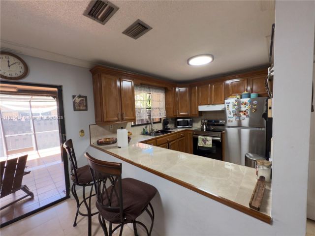 Продажа дома по адресу 1651 SW 120th Ave - фото 6172886