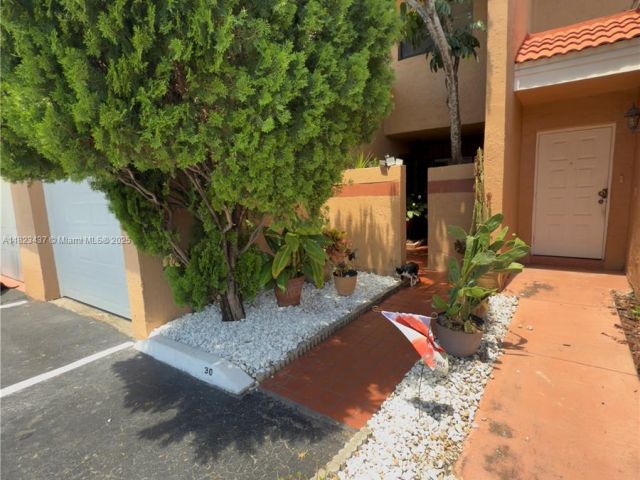 Продажа дома по адресу 1651 SW 120th Ave - фото 6172897