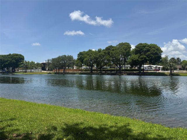 Продажа дома по адресу 1100 NE 182nd St - фото 6174872