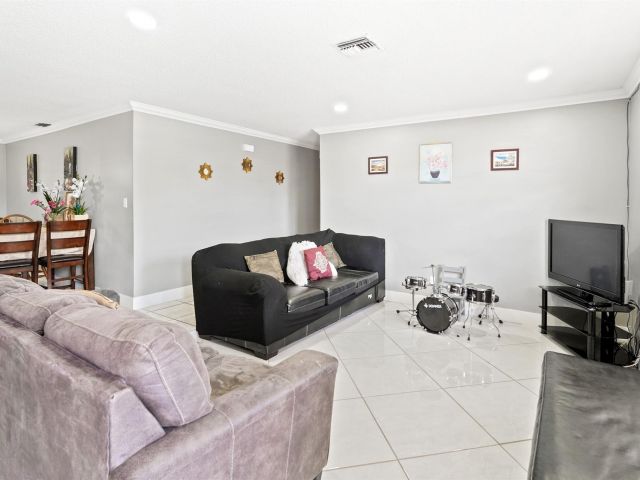 Продажа дома по адресу 2721 NW 22nd St - фото 6174807