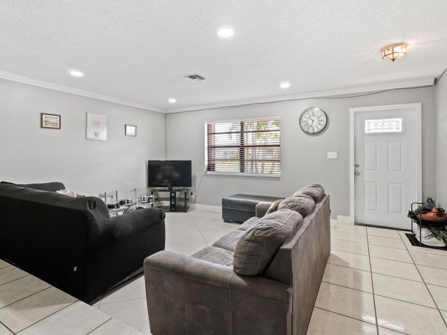 Продажа дома по адресу 2721 NW 22nd St - фото 6174809