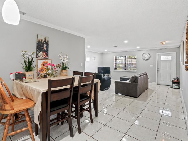 Продажа дома по адресу 2721 NW 22nd St - фото 6174810