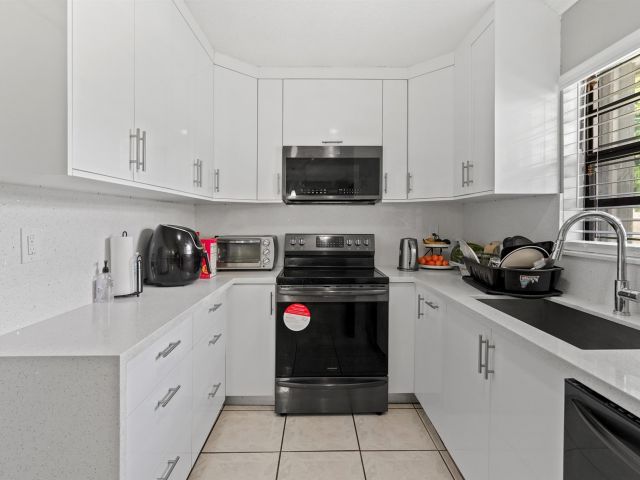 Продажа дома по адресу 2721 NW 22nd St - фото 6174811